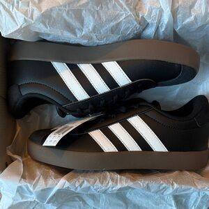 New Adidas VL Court 3.0 ‘Core Black Cloud White Gum’(GS). Sz.4y/5w. Original box